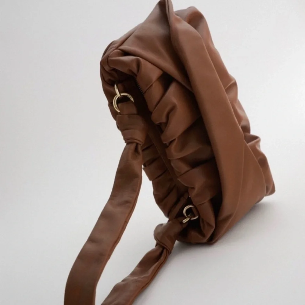 WRAP FRONT LEATHER BAG - Picture 6 of 11